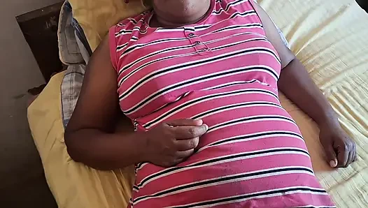 Yatakta dinlenirken orta yaşlı seksi üvey anne