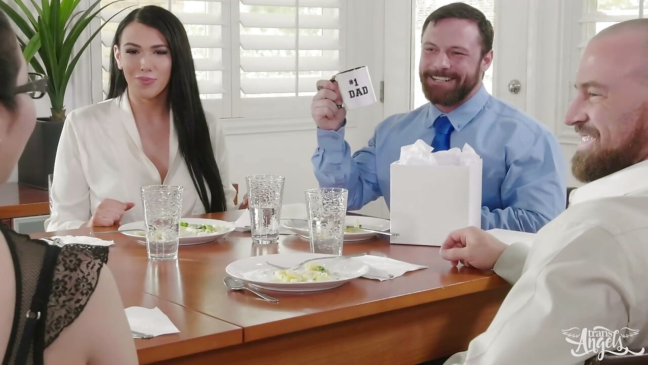 TRANS ANGELS - 巨乳辣妹 Aspen Brooks 晚餐后发现她的姻亲独自一人，掌控了他的屁股
