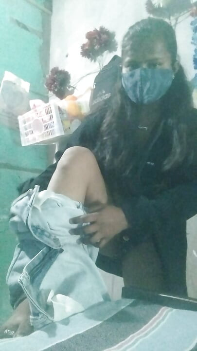 La kamwali bai recibe una follada en el culo mientras limpia, con saliva