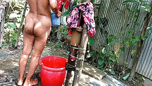 Aku menyetubuhi saudara tiri desaku di luar saat dia mandi.