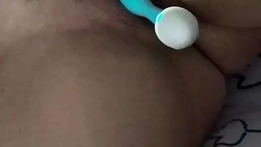 Istriku lagi asik muasin memeknya pakai mainan seks baru