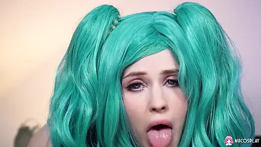 Sexy geile schlampe Nikki Hill hat spaß mit einem gummischwanz.
