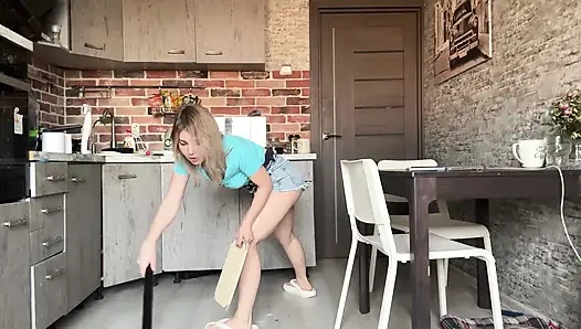 Уборщица не выдержала и намочила ее шорты