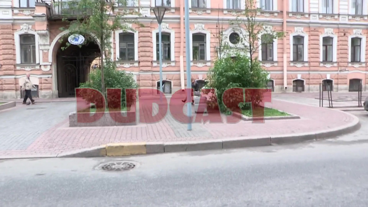 漂亮女孩被引诱与经验丰富的色情经纪人发生性关系