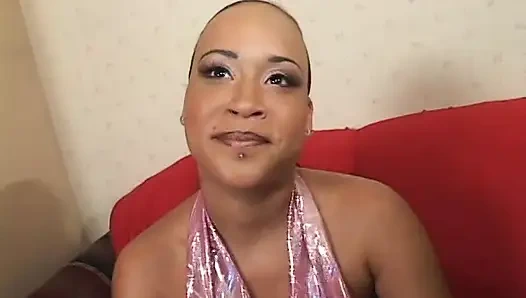 Хорошенькая грудастая рыжая мулатка наслаждается членом в ее мокрой тугой пизде