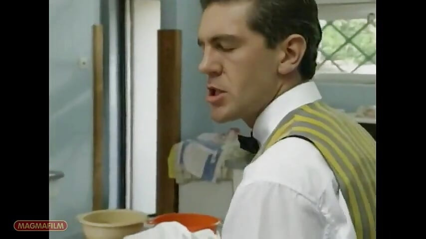 คนงานในบ้านน่ารักนมสวยถูกยั่วโดย Butler