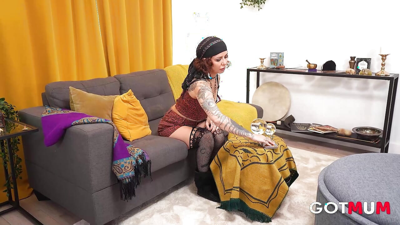 Got Mum - En sød Milf med tatoveringer er kneppet af Bug Cock