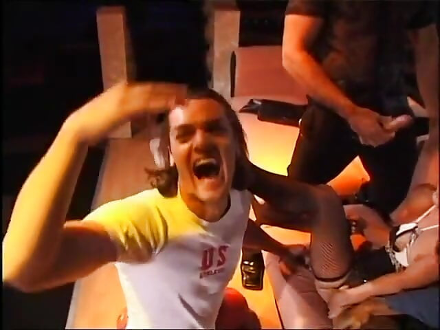 A fiatal szőke halászháló harisnyát három srác ribancként csapta le