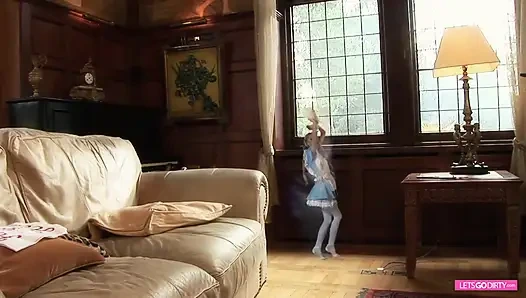 Sarışın kaltak ve esmer ikizlerle grup seks kostümlü sikiş