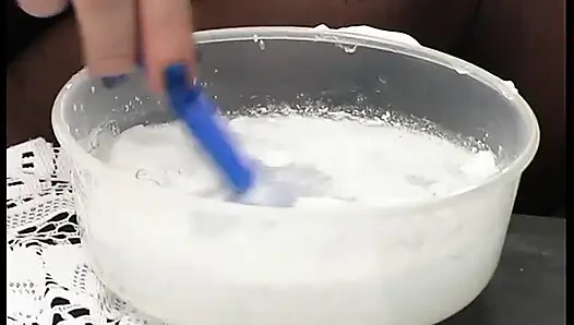 Cewek itu cukur memeknya dan lanjut fingering