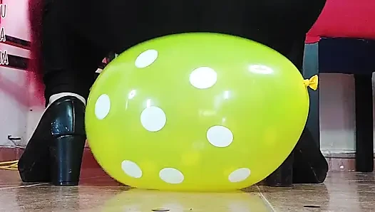 ShyyFxx rubs and pops balloons with her ass!