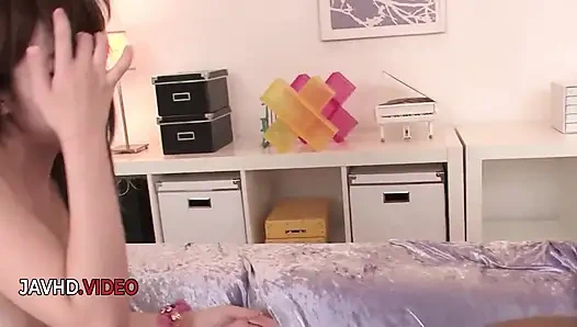 Blowjob sensual Miyu Aoi berakhir dengan creampie kencing