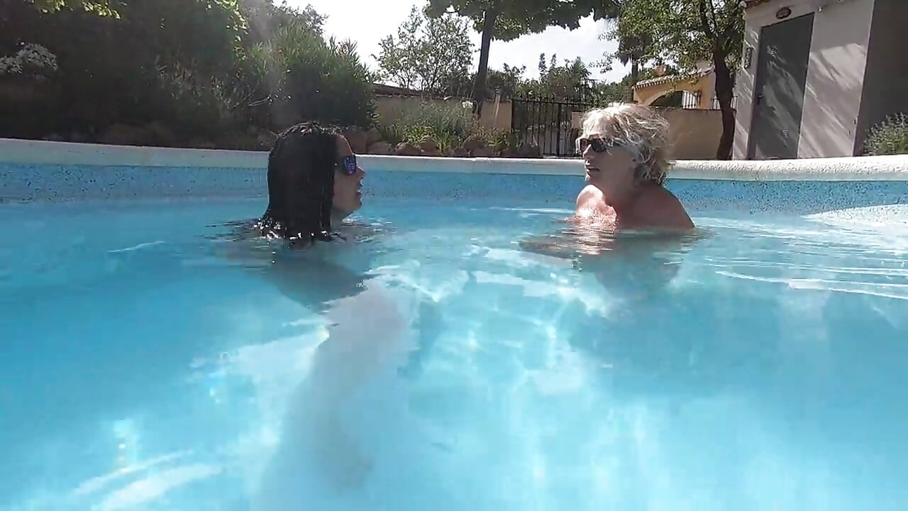 Camilla and Cheyenne Play with a double ended dildo in the pool