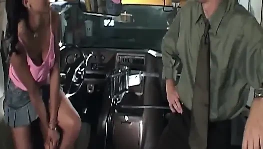 Cewek sange rambut cokelat lagi asik ngentot kontol besar di bus liar