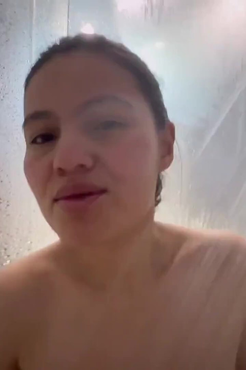 Banho me deixa molhada e é por isso que eu te digo como tocar seu pau
