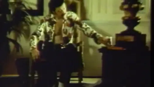 Лизание черно-белой киски в спальне