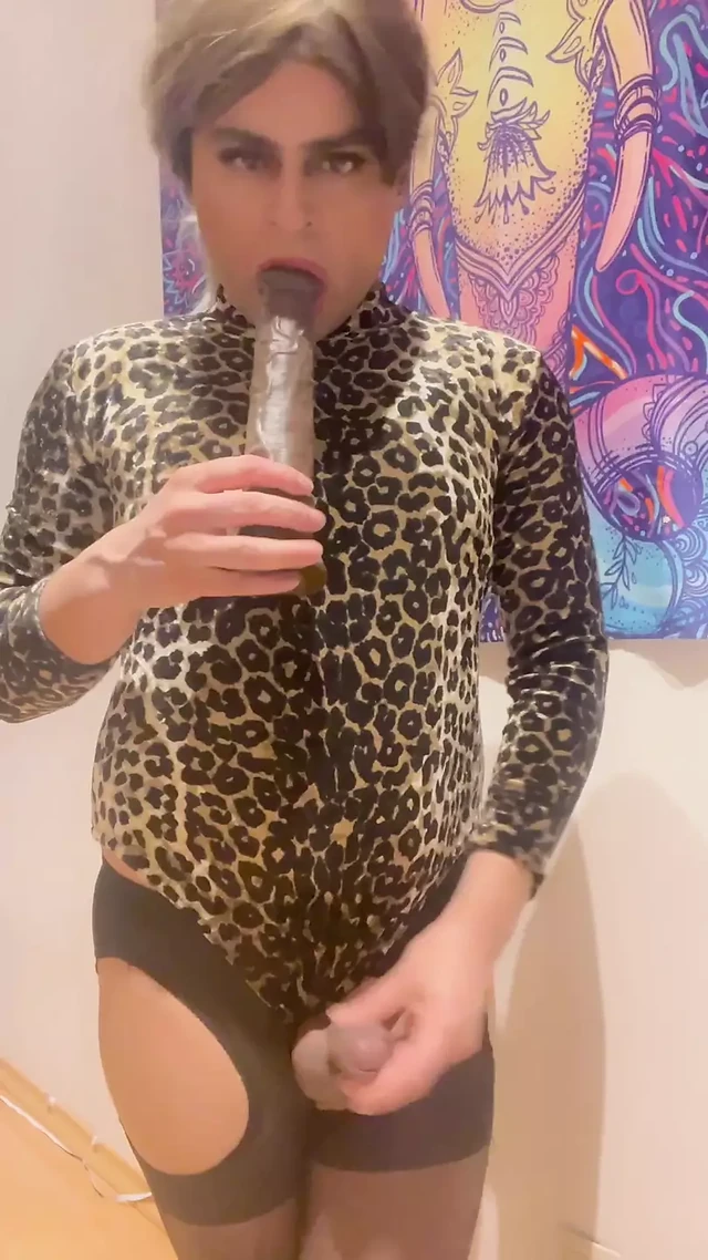Sissy Femme Sandy wants to play with you
