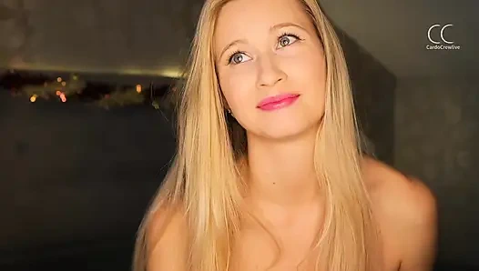 Романтическая обстановка и блондинка раздвигает ноги