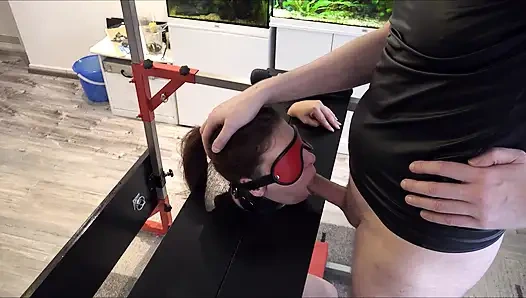 Sklavin Wehrlos Im Pranger Zum Orgasmus Auf Sybian Getrieben