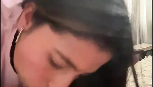 Güzel yüzlü güzel Hintli kadın, penis emiyor ve sonra dört ayak üzerinde sikişiyor, etkileyici derecede büyük bir poposu var