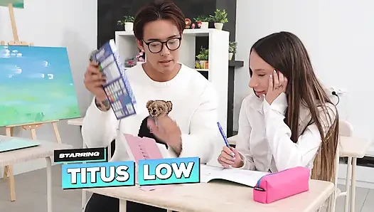 Seks anal di ruang kelas - murid ini digodain waktu lagi PR