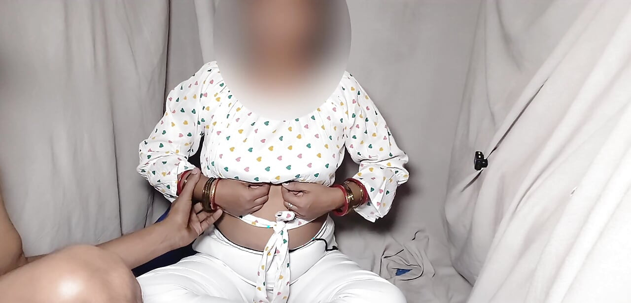 Adik tiriku dengan rok mini putih lagi asik habis-habisan sama adik tirinya di ranjang