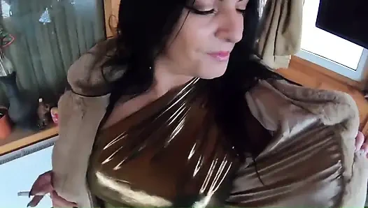 Goldenes kleid, Pelz & rauchende behaarte muschi, tiefer blowjob &harter doggystyle auf einem haus