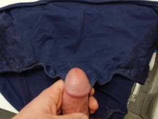 Cumming na satynowych majtkach mojej żony