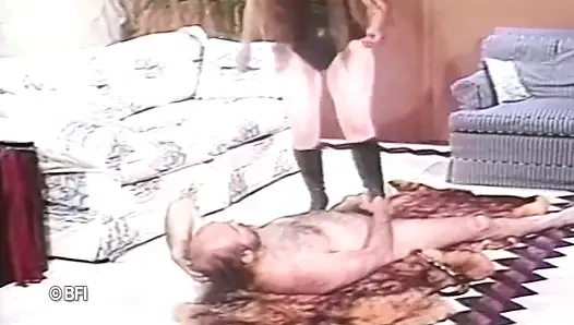 Домашнее женское доминирование в ретро видео