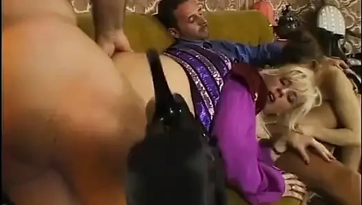 İki sürtüğün götü özel grup sekste üç adam tarafından sikiliyor