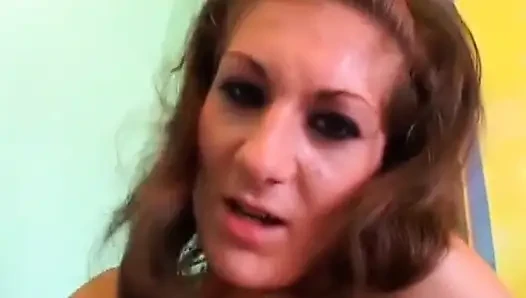 Ateşli kaltak kanepede grup seks yapıyor