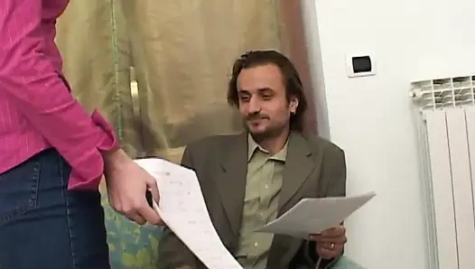 Genç kız deneyimli bir kaltak gibi sikiliyor - 2 sahne