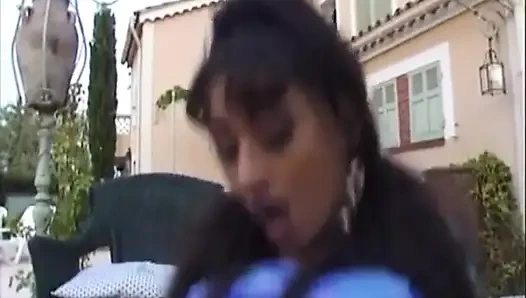 Memek jembut tebal di luar kontol mengisap pantat