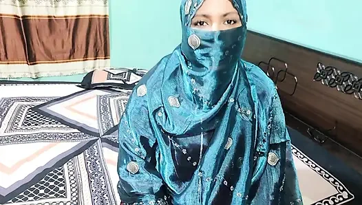 Aku menyetubuhi memek saudara tiri hijabiku.