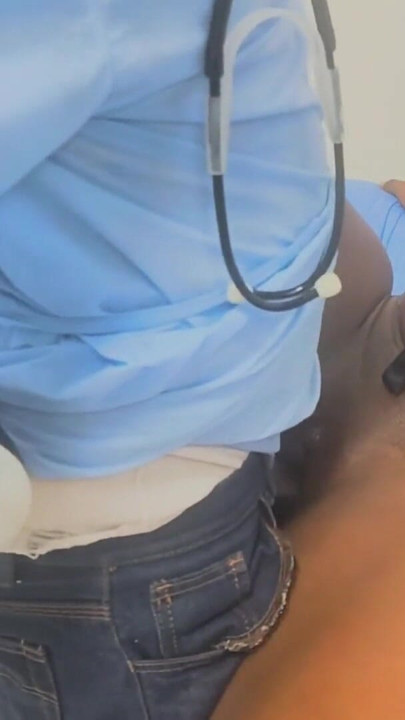 Gesloten deur consult, de dokter liet me vol melk | Clip 2