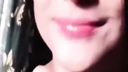 Kolumbianische frau masturbiert im königlichen badezimmer zu hause