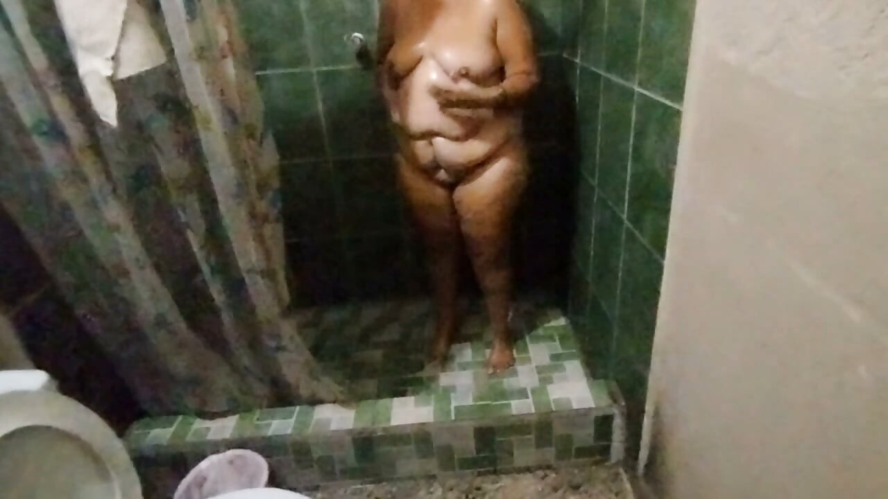 Pag-uwi ng malaking puwit ng aking madrasta galing sa trabaho, pagod na pagod para maligo