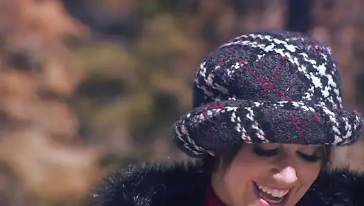 Büyük memeli muhteşem hatun açık havada sikiliyor