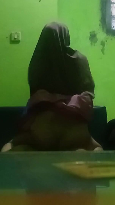 My cousin's pussy wiggle is so delicious. | Clip 2