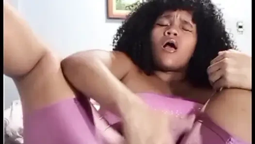 Тряска большой задницы и волосатая киска сквиртует