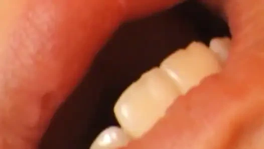 Mükemmel sarışın bal amını parmaklıyor