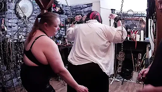 Bölüm 1:- Lanista Bear ve Domina Satana zindanda Stephnie_NIcole tv alıyor