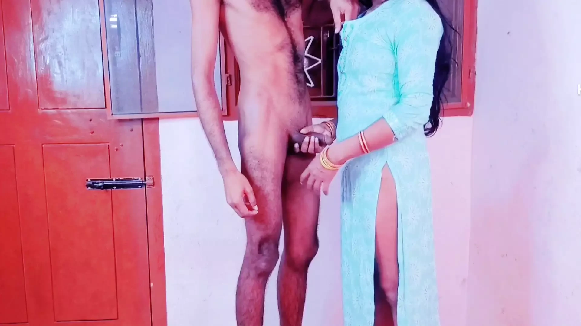 Aku pertama kali ngentot memek mahasiswi imut india gaya doggy penuh video