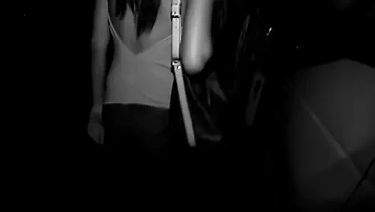 Сексуальную милфу-брюнетку трахнули в задницу раком и камшот в рот винтажным большим членом