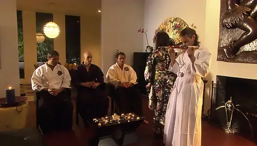 Азиатская красотка скачет на члене самурай