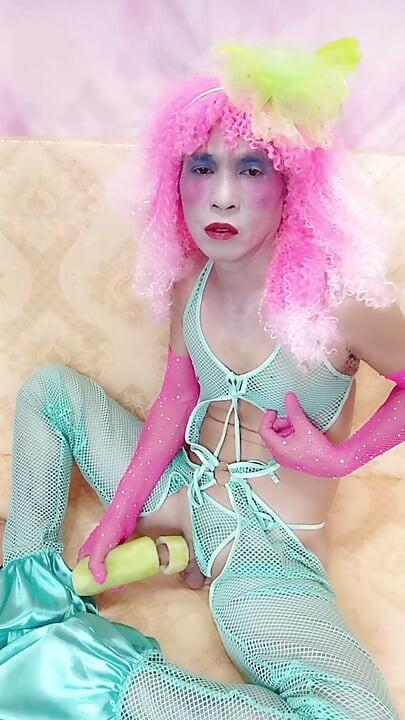 Oanh Le transgender wearing sexy clothes porn cucu too much pleasure