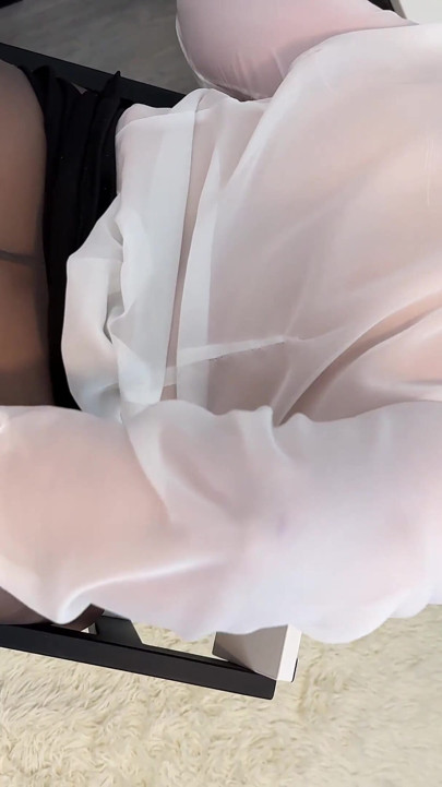 O curvă matură de la birou suge pula colegului și are parte de ejaculare facială