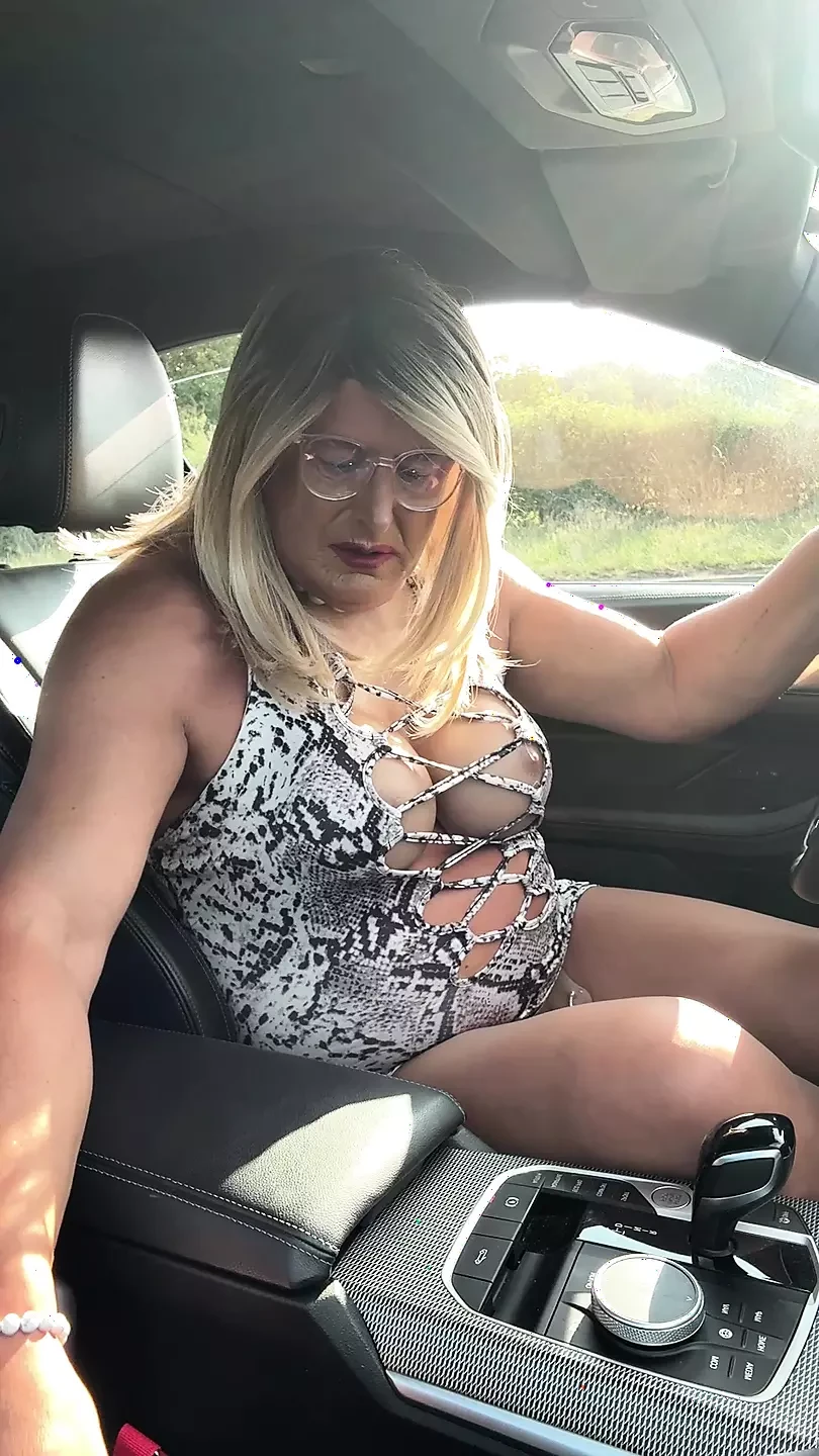 Sexig crossdresser kellycd2022 i vitt djurtryck och strumpbyxor som njuter av en eftermiddagstur