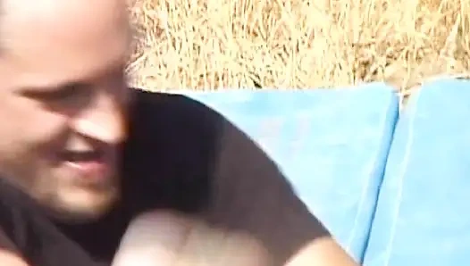 Schönes französisches schätzchen wird nach dem fick im freien mit wichse bespritzt