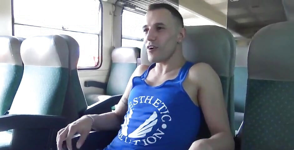 2472 Ο σέξι Λατίνος Bottmo γαμήθηκε ωμός από ένα κακό αγόρι σε δημόσιο τρένο